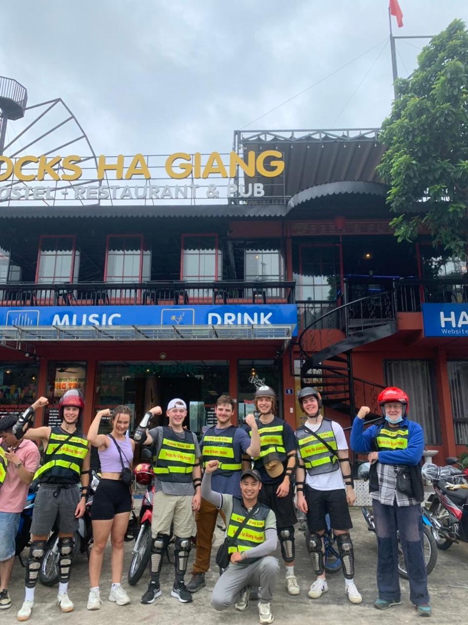 Rocks Ha Giang Hostel & Tour Экстерьер фото